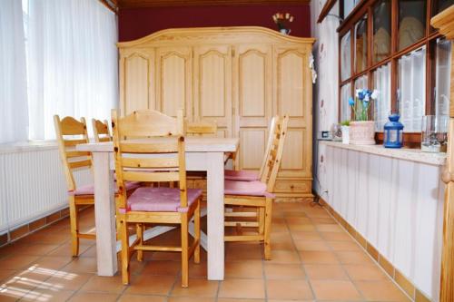 a dining room with a table and chairs at Haus Sieberns Haus Sieberns in Norderney