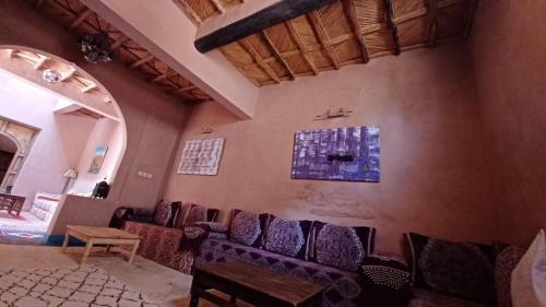 a room with a bunch of chairs on the wall at Dar Bilal in Aït Ben Haddou