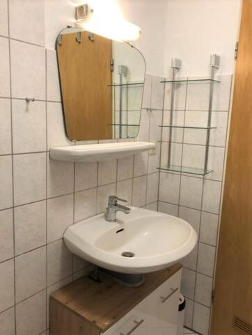 bagno con lavandino e specchio di Lüttje Huus Lüttje Huus 01 a Norderney