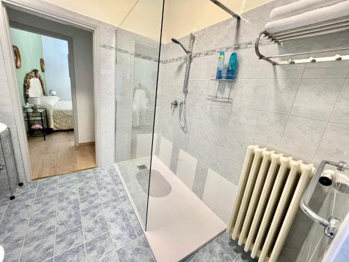 een badkamer met een douche en een radiator bij Affittacamere Il Piccolo Borgo Foligno in Foligno