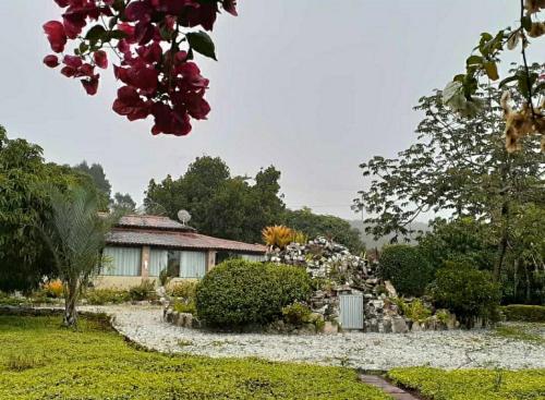 a garden in front of a house with flowers at Pousada Capão do Mel in Ibicoara