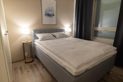 Postel nebo postele na pokoji v ubytování Arctic City Apartment Tammela with sauna and free parking