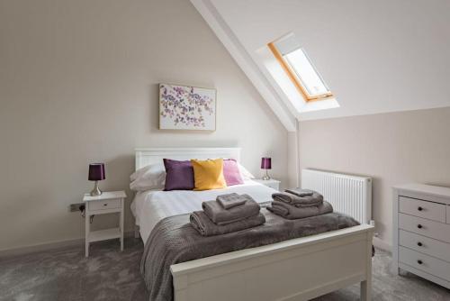 a bedroom with a bed with towels on it at Reed Loft in Kingston