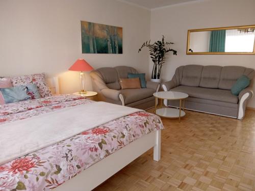 una camera con un letto, due divani e un divano di Apartament Bonito a Radom
