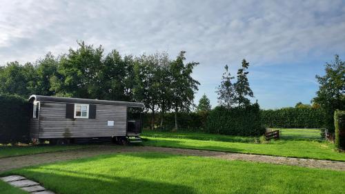 a small cabin in the middle of a yard at lodge 61 hotel aan het water in Medemblik