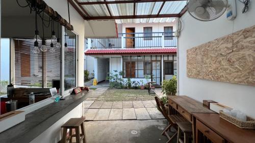 チェンマイにあるChiang Mai Gate houseのテーブルと椅子付きの部屋