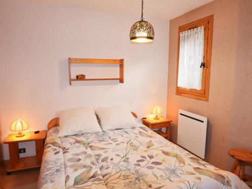 ein Schlafzimmer mit einem Bett mit zwei Tischen und zwei Lampen in der Unterkunft Appartement Morillon Village, 2 pièces, 5 personnes - FR-1-624-99 in Morillon