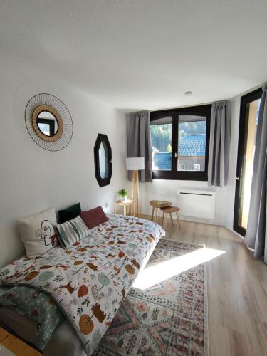 een slaapkamer met een groot bed en een tapijt bij Superbe 2 pièces, centre vue Mont-Blanc avec balcon et parking gratuit in Chamonix-Mont-Blanc