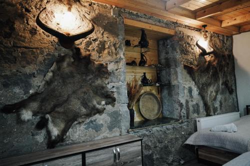 ein Schlafzimmer mit einer Steinmauer mit einem Elch an der Wand in der Unterkunft House 54 in Kazbegi