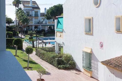 desde el balcón de un edificio con piscina en Spacious flat with pool in Marbella, en Marbella