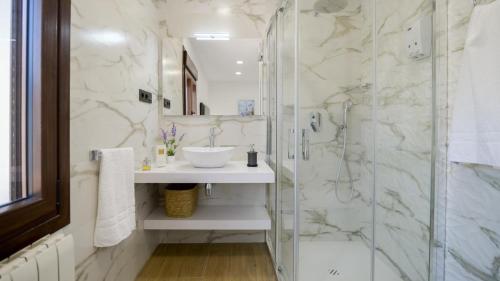 La salle de bains est pourvue d'une douche et d'un lavabo. dans l'établissement Casa Rural Tajo de Gómer Riogordo by Ruralidays, à Ríogordo