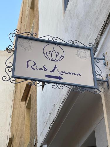 ein Schild für ein Restaurant an der Seite eines Gebäudes in der Unterkunft RIAD AMANA in Essaouira