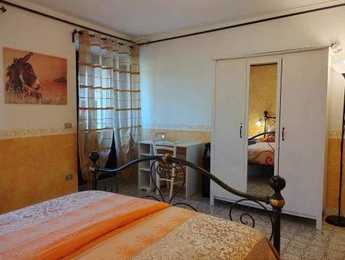 una camera da letto con un letto e una scrivania in una stanza di Alloggio Agrituristico Abruzzomio - Casa Somarello a Goriano Valli