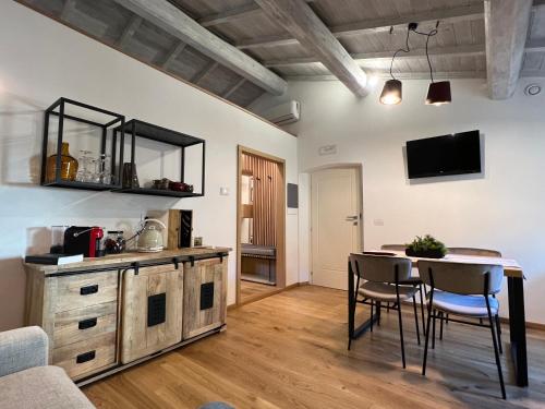 Una televisión o centro de entretenimiento en Nobilia Dimore - Suite & Spa®