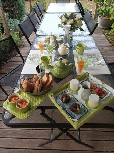 - une table avec un plateau de nourriture dans l'établissement Chambre d'hotes 