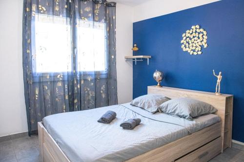 1 dormitorio con 1 cama grande y paredes azules en L'Escale - 2 Chambres balcon à 5 min des plages en Marsella