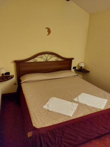 ALLOGGIO LA LUNA : غرفة نوم عليها سرير وفوط