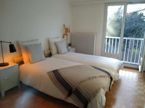 A bed or beds in a room at Superb Apt- Garden- 3 parkings, near Petite Venise !