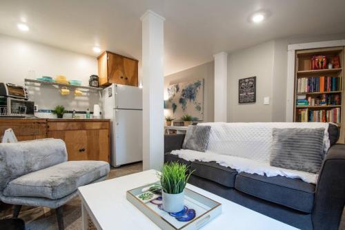 Central 2 bedroom unit with 3 beds and 3 large TVs_3