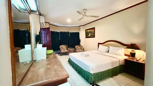 a hotel room with a bed and a bathroom at Lewiinski's Hotel in Pattaya Central
