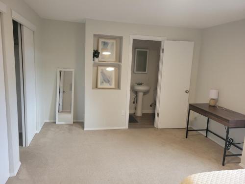 Fresh Top Floor Apartment w/ Balcony_3