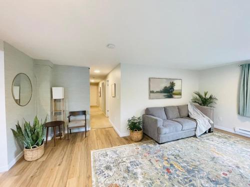 Fresh Top Floor Apartment w/ Balcony_2