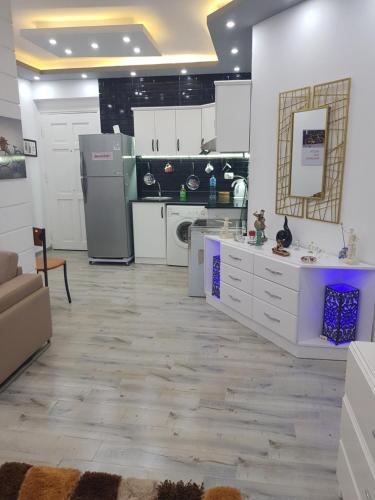 Flat 01 bed room. Sea Street. Hadaba Area. في شرم الشيخ: مطبخ كبير مع الدواليب والاجهزة البيضاء