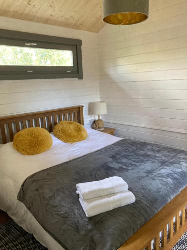 um quarto com uma cama com duas toalhas em Number 15 Frome em Frome