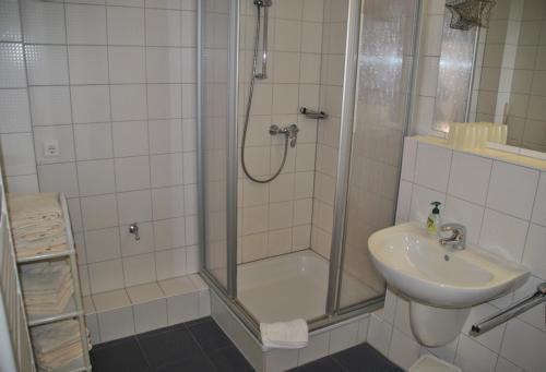 a bathroom with a shower and a sink at Strandlooper Strandlooper Dünenkoje05 in Norderney
