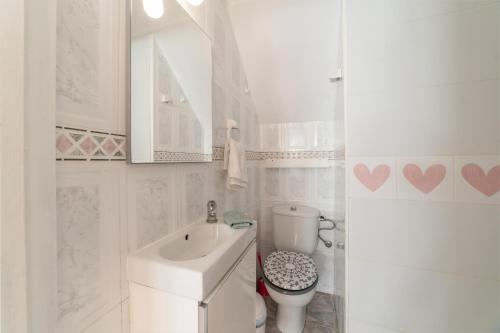 Las Américas, apartamento a 150 mts de la Playa في سانتا كروث دي تينيريفه: حمام أبيض مع حوض ومرحاض