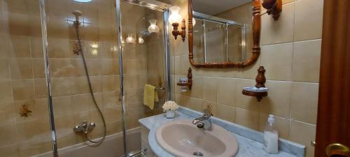 y baño con lavabo y ducha. en Apartamento Sobrevilla SDR IV, en Santander