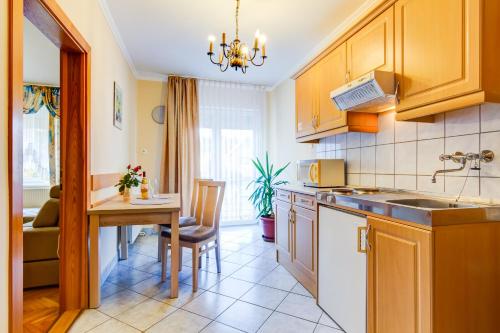 een keuken met een tafel en een eetkamer bij Ilona Apartman Hévíz in Hévíz