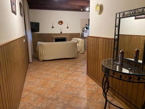 Großes Zimmer mit einem Tisch und einem Kamin. in der Unterkunft El Romeral in Algodonales