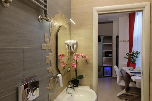a bathroom with a sink and a mirror at LeNotti Verona in Verona