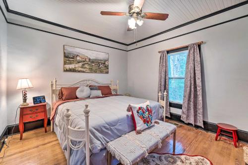 een slaapkamer met een bed en een plafondventilator bij Burgaw House with Large Covered Porch and Swing! 