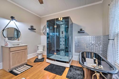 een badkamer met een douche, een wastafel en een toilet bij Burgaw House with Large Covered Porch and Swing! 
