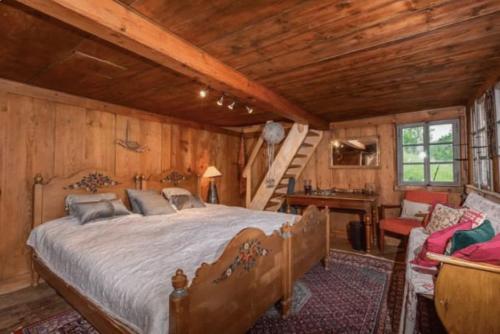 a bedroom with a large bed in a cabin at Heidi Chalet in Rossinière