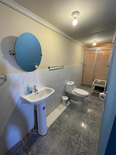 un bagno con lavandino, WC e specchio di Cabañas Pankara a San Pedro de Atacama