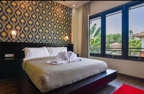 una camera da letto con un letto grande con una grande finestra di Villa Mozart 1 a Lovina