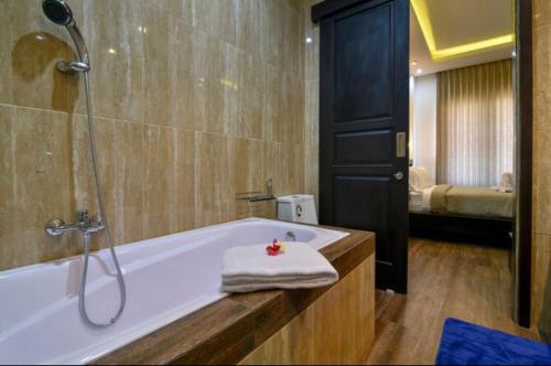 un bagno con vasca da bagno e doccia di Villa Mozart 1 a Lovina