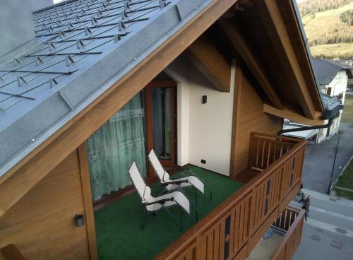 an overhead view of a balcony with two chairs and a table at Appartamento Suite centro Livigno 4S - Sabrina in Livigno