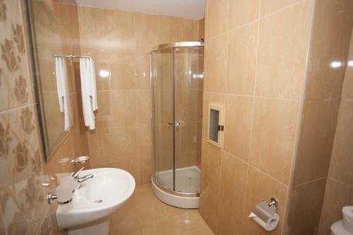 Un baño con ducha, lavabo e inodoro. en The Red Lozenets, en Lozenets