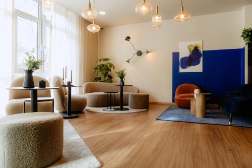 salon z meblami i niebieską ścianą w obiekcie Moods Hotel Dortmund w Dortmundzie
