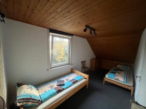 ein Schlafzimmer mit einem Etagenbett und einem Fenster in der Unterkunft Siegen Achenbach 4 in Siegen