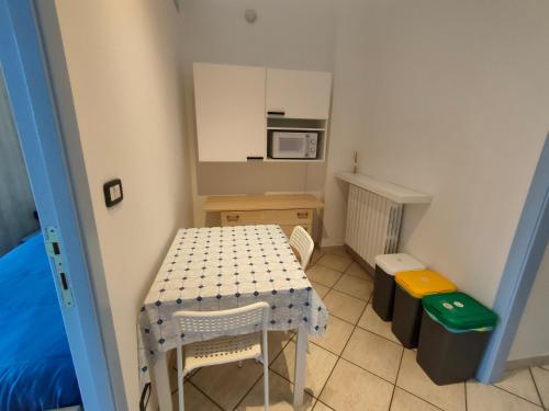 eine kleine Küche mit einem Tisch und einer Mikrowelle in der Unterkunft Le Tre Palme in Ancona