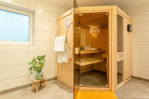 uma casa de banho com sauna e chuveiro em Spacious Home Sauna Hot Tub Pool Patio BBQ em Hohenfels-Essingen