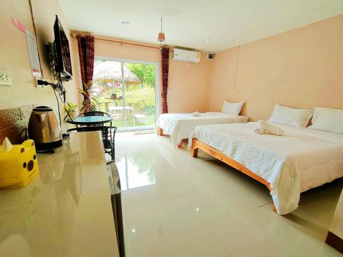Ένα ή περισσότερα κρεβάτια σε δωμάτιο στο Baan Mai Hom Resort Suan Phueng
