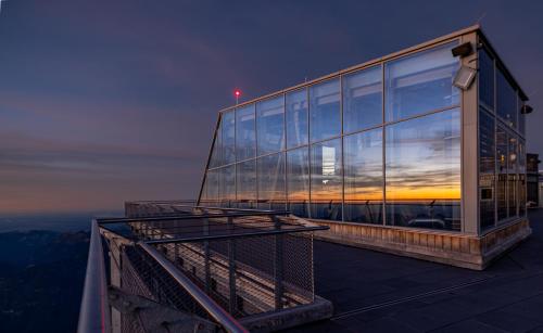 Východ nebo západ slunce při pohledu z apartmánu nebo okolí