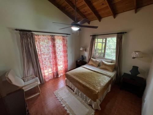 1 dormitorio con 1 cama y ventilador de techo en Hacienda Claro de Luna 3 Bedrooms en Jarabacoa
