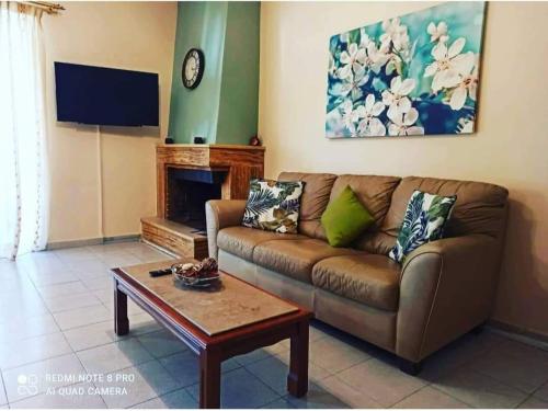 sala de estar con sofá y mesa de centro en Ομορφο διαμέρισμα κοντά στο σταθμό Δουκίσσης Πλακεντίας, en Atenas